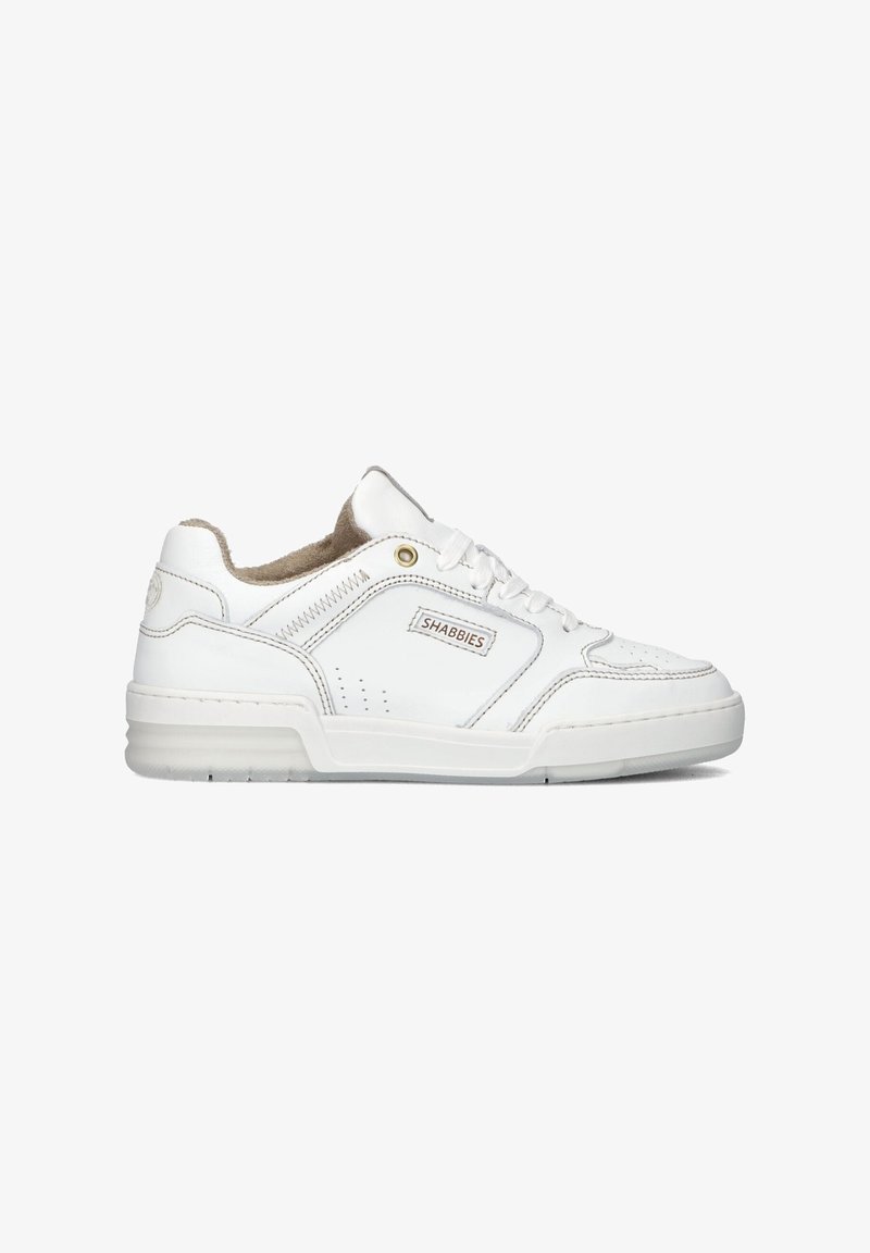 Witte sportieve schoenen van glad leer met suède accenten. Voorzien van perforaties, een gevoerde kraag en een robuuste rubberen zool.