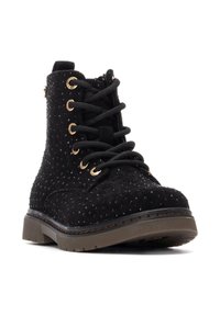 Stivale alla caviglia in suede nero con occhielli dorati, punta rotonda, tomaia strutturata con decorazioni e suola in gomma spessa. Design con lacci e zip laterale.