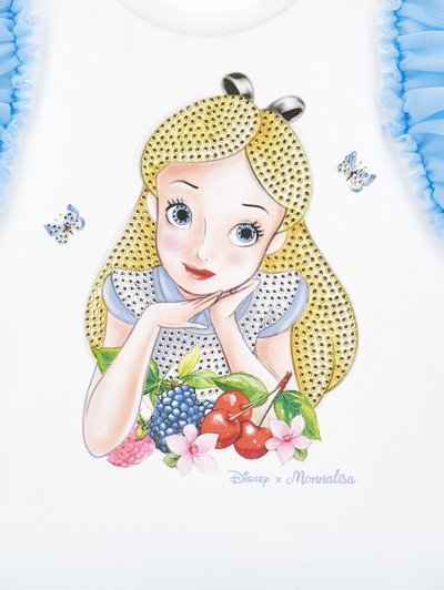 Bijela košulja sa crtaćem koji ima plavu kosu, ukrašena rhinestones. Plavi naborani detalji i šareni motivi voća i cvijeća.