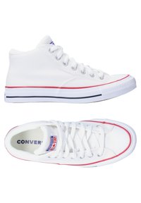 Weiße Converse-Sneaker aus Leinwandmaterial, im High-Top-Design mit roten und marineblauen Akzenten, runder Zehenpartie und weißer Gummisohle.