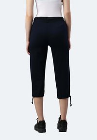 Pantaloni sportivi neri, fino al ginocchio, con elastico in vita e polsini regolabili. Realizzati in tessuto morbido, adatti per l'abbigliamento sportivo.