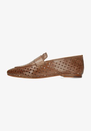 Mocassin en cuir marron avec des trous perforés sur toute la surface et une bride sur le dessus, semelle plate, vue de côté sur fond blanc.