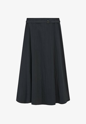 Czarna spódnica midi z delikatnymi zakładkami i dopasowanym paskiem z małą prostokątną klamrą.