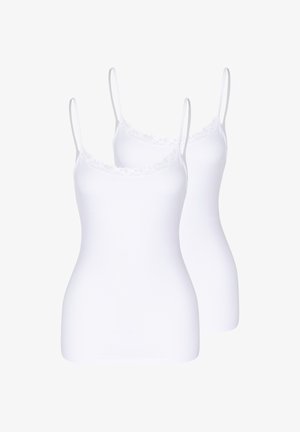 Deux débardeurs blancs pour femmes avec des bretelles fines et une bordure en dentelle le long de l'encolure, présentés sur un fond blanc.