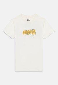 Korte mouwen crèmekleurig t-shirt van katoen, met gele en groene graffiti-achtige tekst in het midden. Labellogo op de mouw.