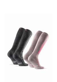 Quattro calzini alti fino al ginocchio: due di colore grigio scuro con una texture liscia e righe, due di colore grigio chiaro con dettagli rosa e logo sulla volta.