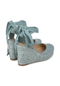 Sandali wedge in suede blu chiaro con tacco in juta intrecciata, dotati di fasce larghe in tessuto alla caviglia e un pannello in rete testurizzata sul retro.