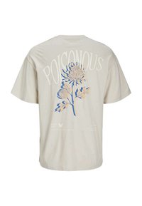 Camisa de tirantes oversized beige con un gran gráfico floral en azul y crema y la palabra "POISONOUS" impresa arriba.
