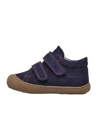 Scarpa per bambini in suede blu navy con due strap in Velcro, cuciture rosse in contrasto e suola in gomma testurizzata per una migliore aderenza.