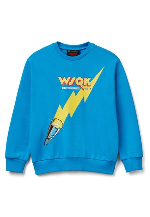 Sweat-shirt bleu avec un graphisme d'éclair jaune et une image de lampe de poche, arborant le texte "WSQK Benetton Hitmaker 94.5 FM" sur le devant.