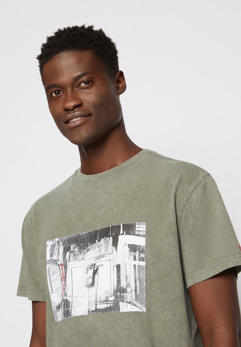 Herren T-Shirts basic | Pepe Jeans CROOKE T-Shirt print range/oliv - SK00803 Herren T-Shirts basic | Pepe Jeans CROOKE T-Shirt print range/oliv - SK00803