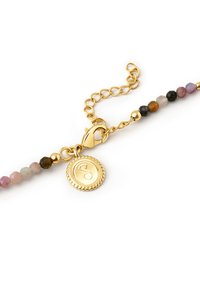 Goldene Armbanduhr mit mehrfarbigen facettierten Perlen und einem runden Anhänger mit einer erhobenen "S"-Design. Enthält einen Verschluss und eine verstellbare Kette.