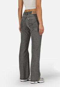 Szare dżinsowe spodnie wide-leg z wysokim elastycznym pasem, dwoma tylnymi kieszeniami z haftowanym wykończeniem oraz metką na tylnym pasie.