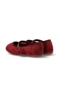 Bailarinas de ante rojo con punta redondeada, correa ajustable y suela plana. Textura suave y diseño simple sin adornos.