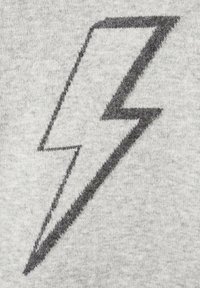 Grått tyg med en stor, svart, tandad blixtdesign. Texturen verkar slät med en något lurvig finish.