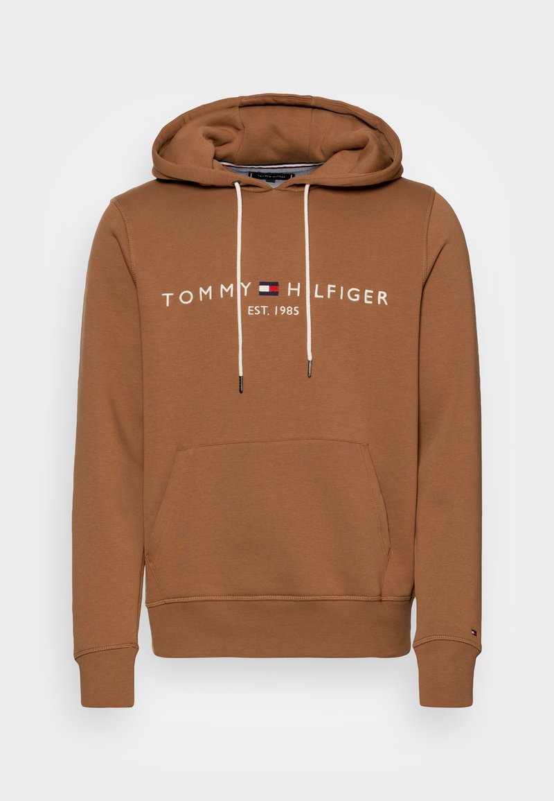 Sudadera marrón con un bolsillo tipo canguro, capucha con cordón y texto bordado en blanco "TOMMY HILFIGER EST. 1985." Tela suave y puños acanalados.