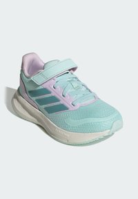 Svetlomodrá športová obuv s vrchnou časťou z priedušnej sieťoviny, ružovými akcentmi, sieťovinovým jazykom, nastaviteľným remienkom a textúrovanou podrážkou. Obsahuje značku "CLOUDFOAM".