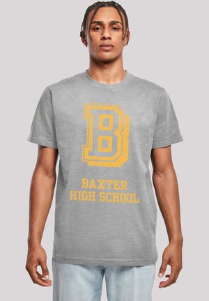 Grå bomulls T-skjorte med et stort gult "B"-logo og teksten "BAXTER HIGH SCHOOL" trykt under i fet, kollegial stil.