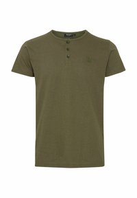 Olivgrünes Kurzarm-T-Shirt mit einem runden Halsausschnitt, einer Knopfleiste mit drei Knöpfen und kleinem besticktem Logo auf der Brust. Aus Baumwollmaterial.