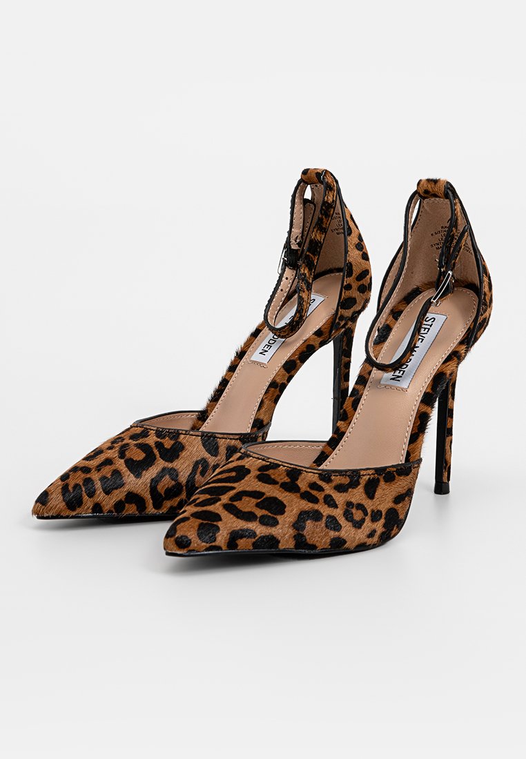 Tacchi a stiletto con stampa leopardata, punta affilata, rifiniture nere, schiena aperta e cinturino alla caviglia. Realizzati in tessuto testurizzato con tacco a stiletto.