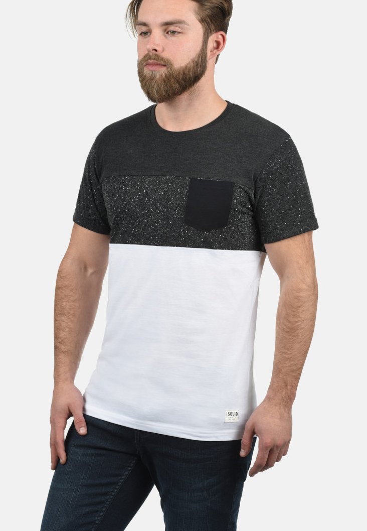 Herre t-shirt med korte ærmer. Mørkegrå øverste del med spættet tekstur, ensfarvet sort lomme og hvid nederste del. Fremstillet af bomuldsmateriale.
