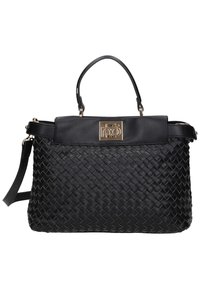 Czarna torebka skórzana pleciona z krótkim uchwytem, odczepianym paskiem na ramię oraz prostokątnym zapięciem w złotym kolorze na górnej klapie.