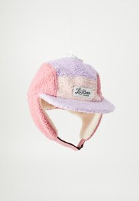 Gorra texturizada hecha de polar en tonos rosa pastel, morado y crema, con visera frontal, orejeras y una etiqueta que dice "Lil' Boo Copenhagen."