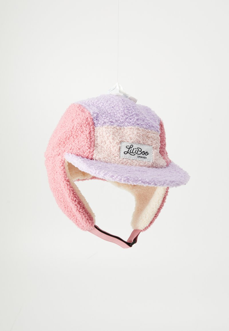 Gorra texturizada hecha de polar en tonos rosa pastel, morado y crema, con visera frontal, orejeras y una etiqueta que dice "Lil' Boo Copenhagen."