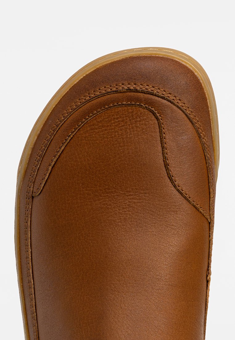 Brauner Lederstiefel mit abgerundeter Zehenpartie, sichtbaren Nähten und einer kontrastierenden, hellen Sohle. Glatte Textur mit dezenten Maserungsdetails.