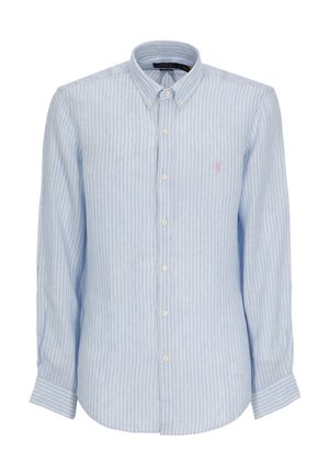 Camisa de manga larga azul claro con rayas verticales blancas y cuello abotonado, con el logo de Polo Ralph Lauren bordado en el pecho.