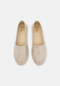 Zapatos slip-on de lino beige con una superficie texturizada, punta redondeada y paneles laterales elásticos. Cuentan con una suela de yute cosida. Marca en la plantilla.