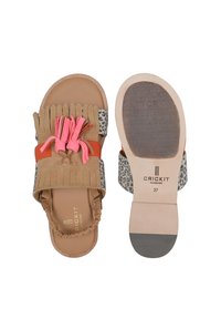 Sandali tan e con stampa leopardata, con frange e accenti rosa. Materiale morbido, suola piatta, design open-toe, cinturini regolabili. Taglia 37.