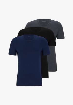 Trois T-shirts à manches courtes en bleu marine, noir et gris chiné. Chacun a un col rond et un logo tonal sur la poitrine. Tissu en mélange de coton doux.
