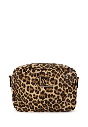 Bolso bandolera de estampado de leopardo con una textura suave, herrajes en tono dorado y un detalle de logo en la parte frontal. Forma rectangular compacta.
