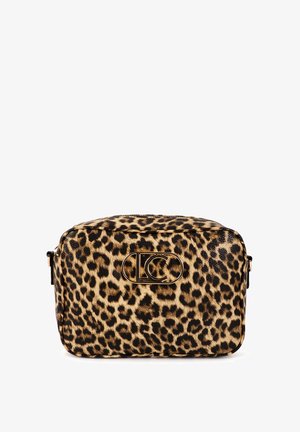 Bolso bandolera de estampado de leopardo con una textura suave, herrajes en tono dorado y un detalle de logo en la parte frontal. Forma rectangular compacta.