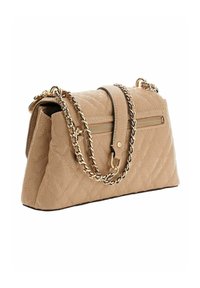 Sac à main matelassé beige de forme structurée, doté d'une bandoulière chaîne dorée, d'une poche zippée à l'avant et de détails en cuir lisse.