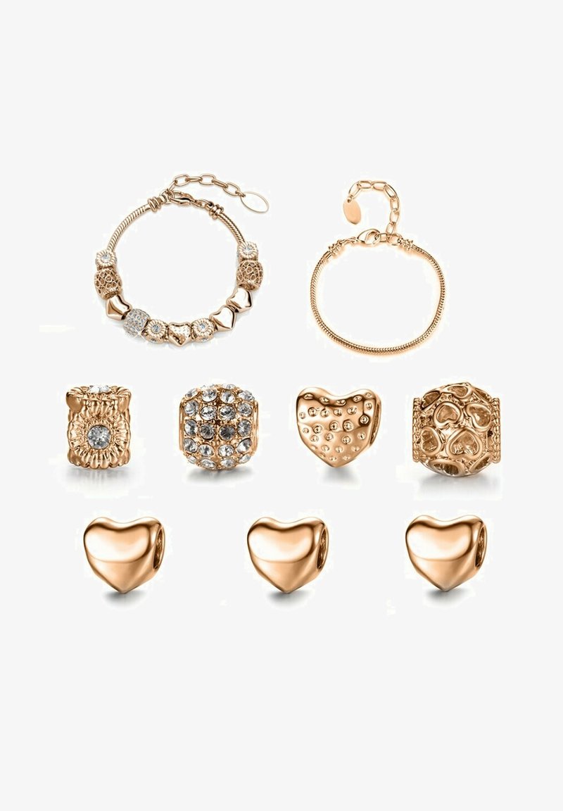 Set di gioielli in tono oro composto da un bracciale con perline, charm con diverse texture e perline a forma di cuore con accenti di pietre scintillanti.