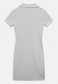 Harmaa ribbattu polo-mekko lyhyillä hihoilla. Siinä on kontrastiväriä oleva raidoitettu kaulus ja pieni logo takana. Mukava pinta ja vartalonmyötäinen muoto.