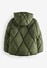 Quiltad grön puffjacka med huva som har ett diamantmönster, mjuk textur och elastisk kant vid nederkanten. Bakvy.