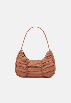 Petit sac à épaule beige avec détails en tissu froncé et une seule bandoulière sur un fond blanc uni.