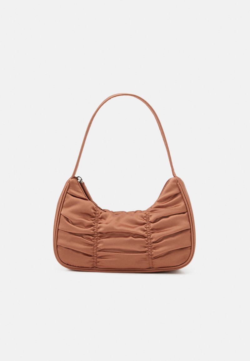 Petit sac à épaule beige avec détails en tissu froncé et une seule bandoulière sur un fond blanc uni.