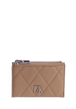Tarjetero de piel acolchada beige con logo plateado DA y cremallera plateada en la parte superior, superficie texturizada, forma compacta y rectangular.