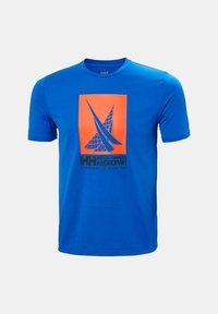Camiseta azul de manga corta hecha de tela, con un estampado gráfico naranja de un diseño de velero y texto negro con el logo abajo.