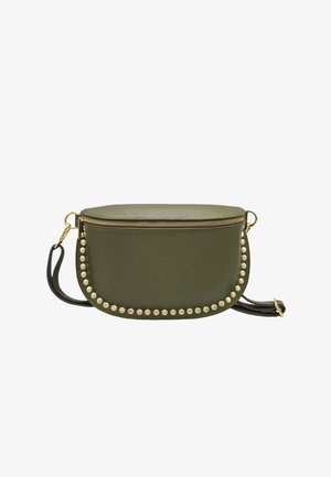 Sac bandoulière en cuir vert olive de forme arrondie, avec des clous dorés le long du bord, une fermeture éclair et une sangle ajustable.