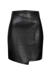 Svart skjørt i kunstskinn med glatt tekstur, høy midje og diagonalt frontfold. Har skjult glidelås bak.