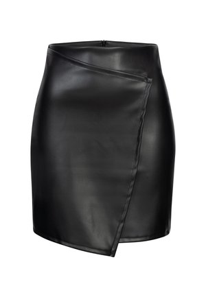 Musta keinonahkainen kietaisuhame, jossa on sileä pinta, korkea vyötärö ja vinottain etukappale. Takana piilotettu vetoketju.