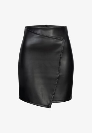 Musta keinonahkainen kietaisuhame, jossa on sileä pinta, korkea vyötärö ja vinottain etukappale. Takana piilotettu vetoketju.