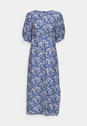 Abito floreale blu con maniche a sbuffo corte, un corpetto aderente e una gonna fluente. Presenta motivi di fiori bianchi e crema su una sottile trama del tessuto.