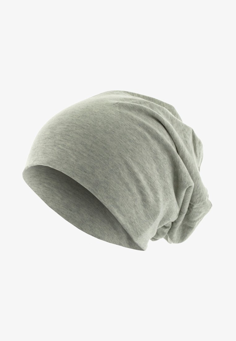 Šviesiai pilkas minkštas slouchy skrybėlė, pagaminta iš našaus, elastingo audinio, su atsitiktiniu, laisvu prigludimu ir nedideliais raukšlėmis.
