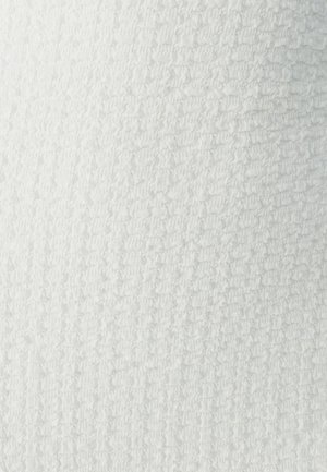 Tekstūruota balta medžiaga su audinių raštu, pasižyminti šiek tiek iškilusia paviršiumi ir minkštu, pūkuotu išvaizda. Idealiai tinka apmušalams ar drabužiams.